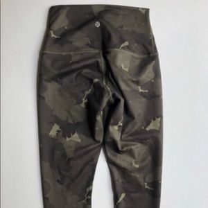 Lululemon high waist Wunder Under Crop Size 6.